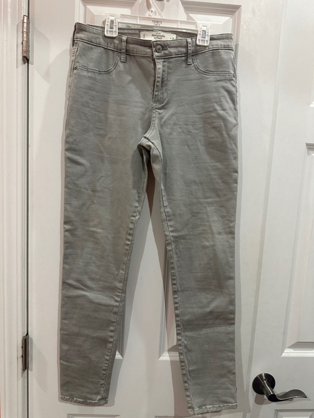 NWOT Abercrombie & Fitch Women's Light Gray Skinny Jeans size 6 w28